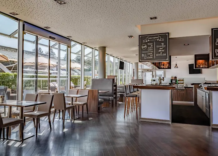 Courtyard By Marriott Hotell